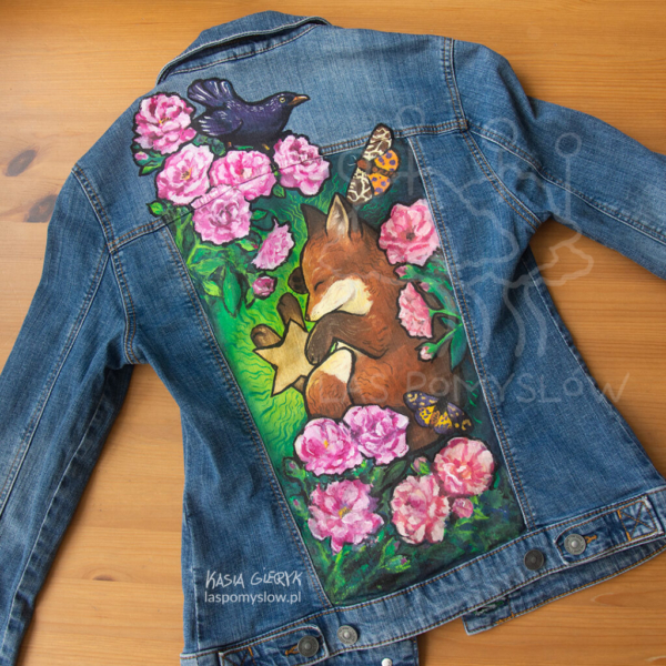 Ręcznie malowana kurtka jeansowa: Lis i róże