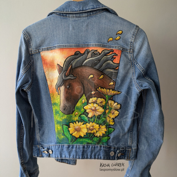 Ręcznie malowana kurtka jeansowa: Koń